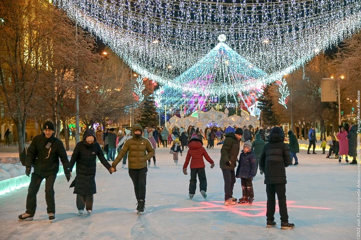 В Нижнем Тагиле открылся новогодний городок на Театральной площади - « Уральский рабочий»